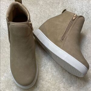 Outwoods Taupe Perforated Wedge Sneakers Zip-Up Ankle Boots Woman’s Sz 6